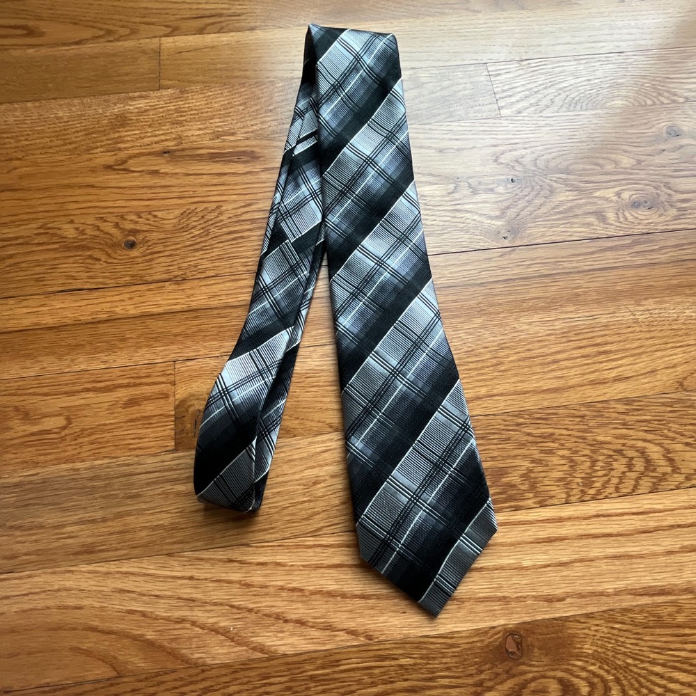 Alfani Men’s Silk Tie – Black Gray Plaid – Excellent Condition – Fast Shipping